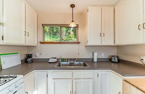 Arcata Apartment | Cozy cottage with a full kitchen, WiFi, gas fireplace, & sweeping bay views