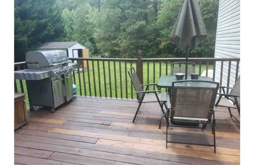 Powder Springs House | Cozy country house w relaxing porch, & back patio.