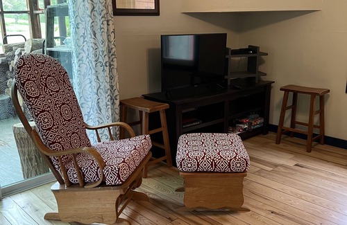 Athens Cabin | Cozy County Cabin in the woods