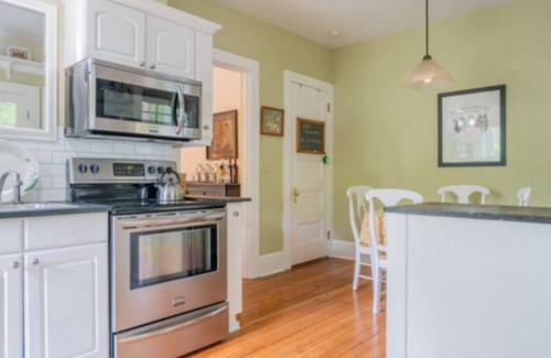 Portland House | Cozy Coveside Island Retreat