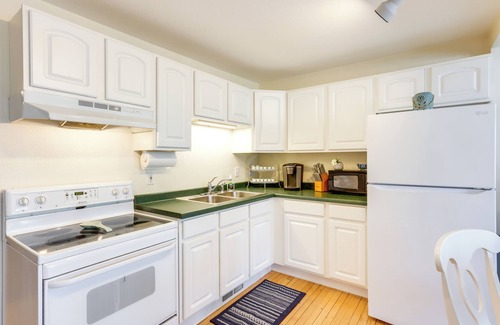 Delafield Apartment | Cozy Delafield Apartment - Walk to Lake!