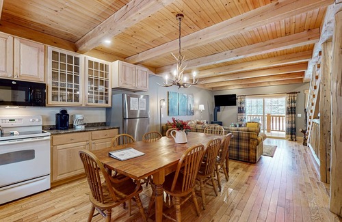 Jeffersonville Condo | Cozy dog-friendly condo w/mtn views, deck, grill, fireplace, firepit, cornhole