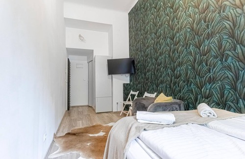Mariahilf Hotel | Cozy Double Room w/Yardview - Perfect Shopping
