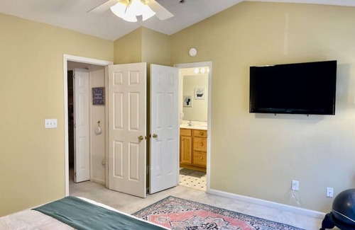 Greensboro House | Cozy Double Suite Townhome in Prime Location!