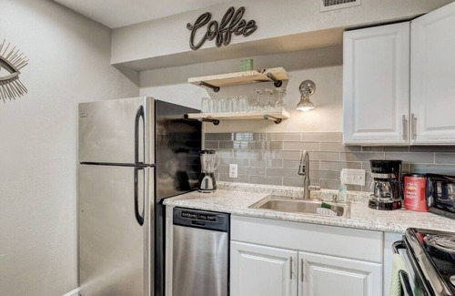 Riverside Condo | Cozy Downtown Condo/Perfect for a Couple