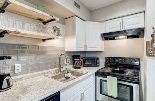 Riverside Condo | Cozy Downtown Condo/Perfect for a Couple