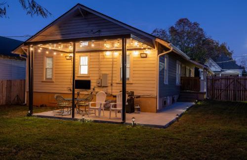 Seneca House | Cozy Downtown Seneca Bungalow