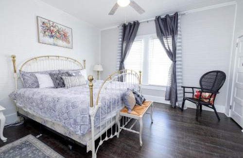 Seneca House | Cozy Downtown Seneca Bungalow