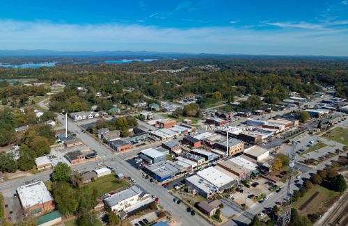 Seneca House | Cozy Downtown Seneca Bungalow