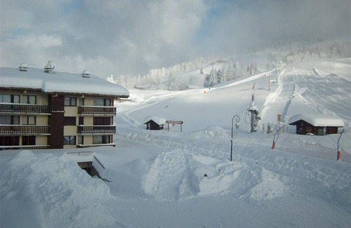 Cohennoz Apartment | Cozy Duplex Apt for 5 near Shops & Ski Slopes, 2 Balconies, Secure Parking