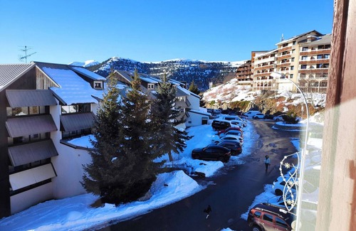 Eclose-Ouest Apartment | Cozy Duplex with Mezzanine for 6 in Alpe d'Huez - Balcony, Parking, Close to Ski Lifts & Shops