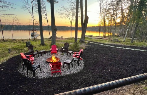Eagle River House | Cozy Eagle River Lakeside Log Cabin on Sunset Lake