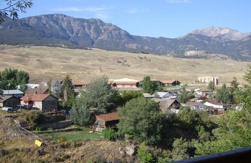 Gardiner Cabin | Cozy Eagles Nest Cabin Above the River! 6 Blocks from Yellowstone Park