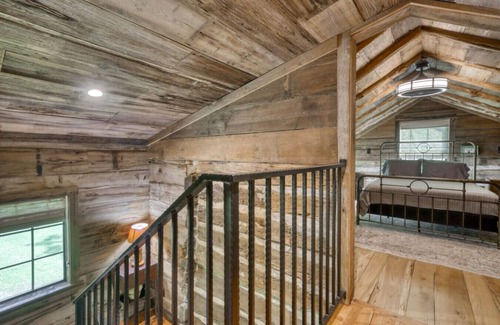 Round Top Cabin | Cozy & enchanting historical cabin in Round Top!