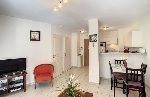 Lamalou-les-Bains Apartment | Cozy F2 Apartment, A/C, Terrace, Parking, Near Center and Thermal Baths in Lamalou-les-Bains