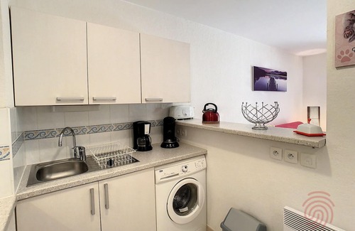Lamalou-les-Bains Apartment | Cozy F2 Apartment, A/C, Terrace, Parking, Near Center and Thermal Baths in Lamalou-les-Bains