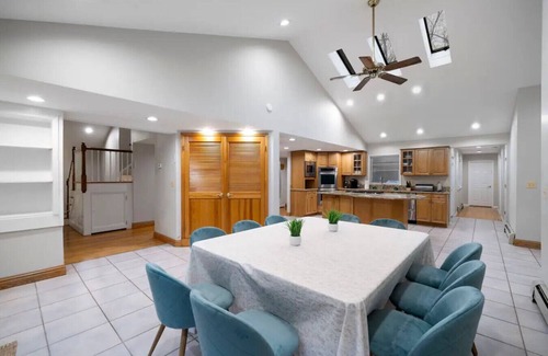 Town of Ramapo House | Cozy Fall Home with 4BR and Fireplace Near NYC