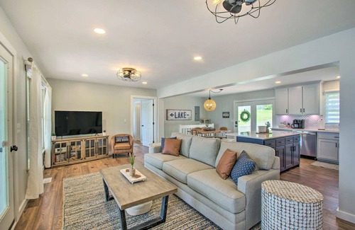 Penhook House | Cozy Fall Retreat ✦ Lakefront ✦ Hot Tub ✦ Fire Pit ✦ Fully Stocked Kitchen