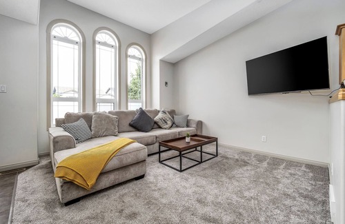 Lethbridge House | Cozy family friendly home in west Lethbridge