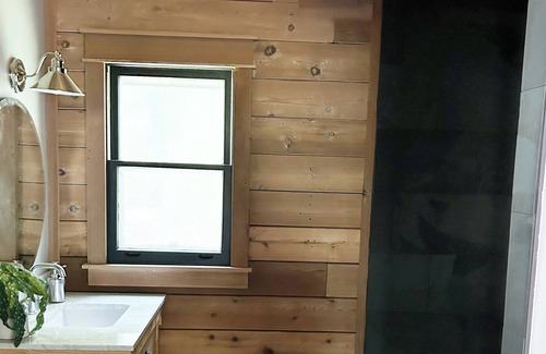 Stowe Hollow Ski Chalet | Cozy, family-friendly chalet near hiking and skiing. Pet-friendly.