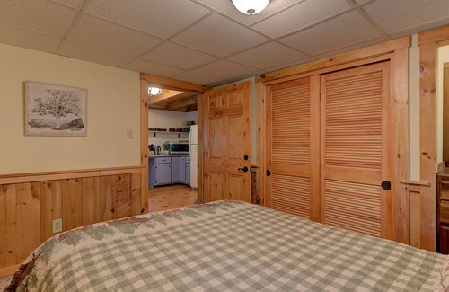 North Conway Cabin | Cozy Family Getaway w/Fully Fenced Backyard, Minutes to Town, Storyland and Rail
