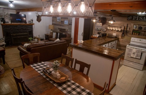 Brockway Cabin | Cozy Farmhouse Cabin
