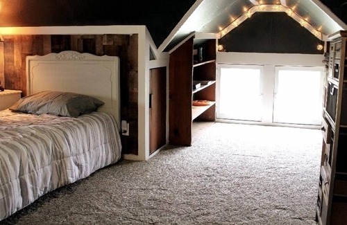 Toledo House | Cozy Farmhouse Perfect For Traveling Medical Employees/Students