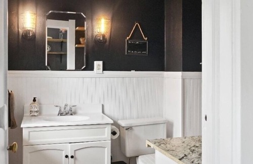 Toledo House | Cozy Farmhouse Perfect For Traveling Medical Employees/Students