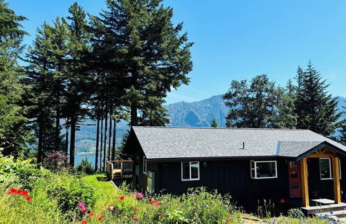 Stevenson House | Cozy Farmstead with River Views on 80 acres