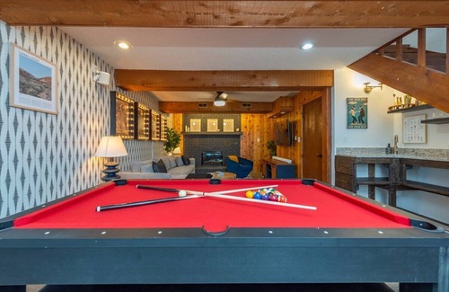 Royal Pines House | Cozy & Fun! Game Room, Putt Putt, Playset, Hot Tub