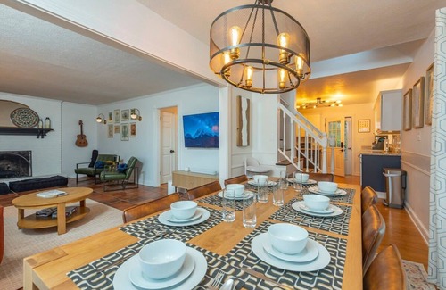 Royal Pines House | Cozy & Fun! Game Room, Putt Putt, Playset, Hot Tub