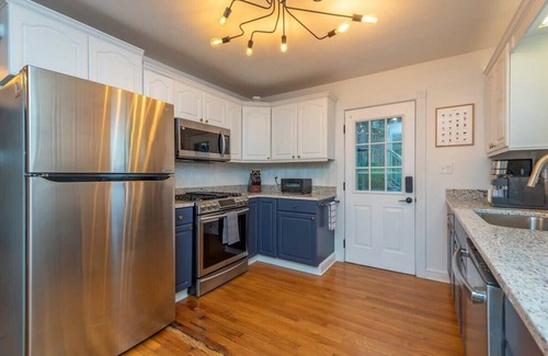 Royal Pines House | Cozy & Fun! Game Room, Putt Putt, Playset, Hot Tub