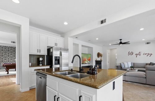 Temecula House | Cozy, fun home full of activities! 6 Min from Wineries ⭐️ Pool & Jacuzzi 🌴!