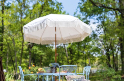 Jenks House | Cozy Garden House at Spain Ranch. Peaceful backyard & patio overlooks pond