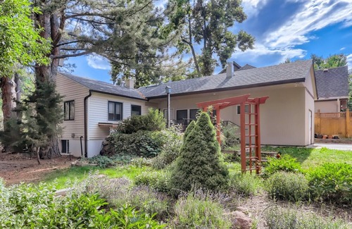 Interurban Park Apartment | Cozy Garden-Lvl Boulder Retreat-Amazing Views!