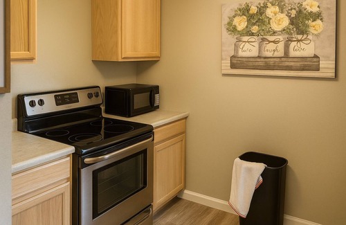 Jefferson Cottage | Cozy Getaway Near Lake O’ the Pines with Firepit & Pet-Friendly Bliss!