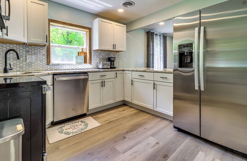 Horton House | Cozy Grass Lake Home w/Patio, Fire Pit & Kayaks!