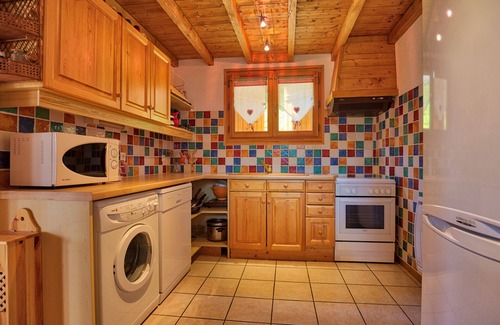 Notre-Dame-de-Bellecombe Ski Chalet | Cozy half chalet, near slopes, balcony, 2bd/1ba