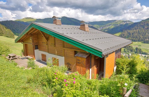 Notre-Dame-de-Bellecombe Ski Chalet | Cozy half chalet, near slopes, balcony, 2bd/1ba