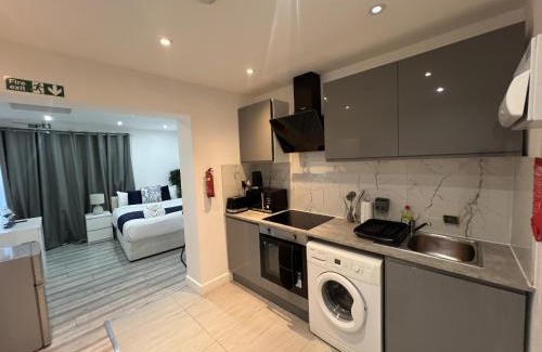 South Harrow Apartment | Cozy Harrow Studio with Extra Bed