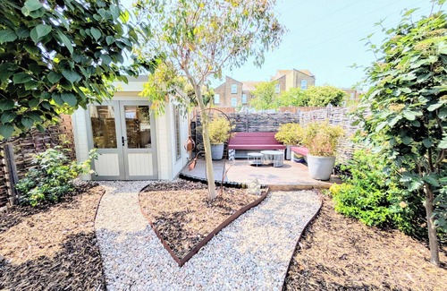 Cliftonville House | Cozy hideaway w/super fast wifi, minutes from great food places, dog friendly