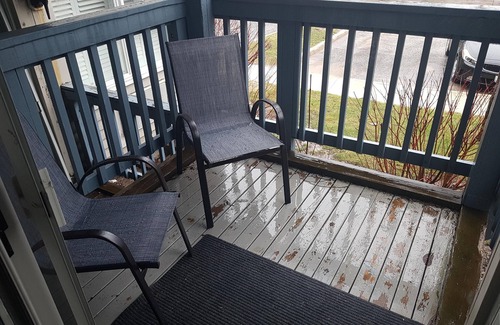 The Blue Mountains Apartment | Cozy Hillside Studio Condo in Blue Mountain w/Full Kitchen, Parking Included
