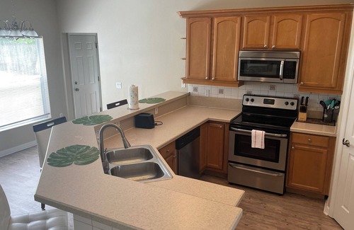 Winter Springs House | Cozy Home 4 bedroom 5 bed with Jet Tub.