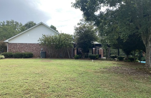 Pontotoc House | Cozy home- covered back porch and pool. 3 bedroomn25 minutes to Oxford or tupelo