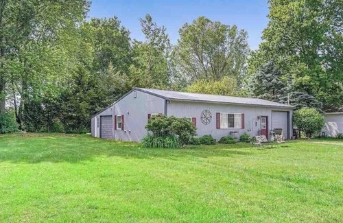 Shelbyville House | Cozy home directly across the street from Gun Lake
