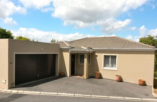 Eikenbosch House | Cozy Home | Free Parking + WIFI | Terrace BBQ & Mountain Views