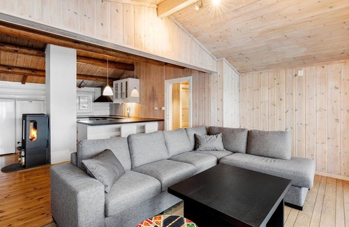 Tingvoll House | Cozy home in Meisingset with kitchen