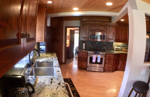 Elk Point House | Cozy home in private lakefront gated community. 3 miles from casinos -8 Guests
