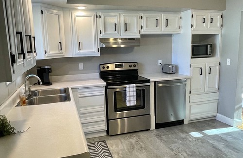 Dyersville House | Cozy Home in the heart of Dyersville, IA!