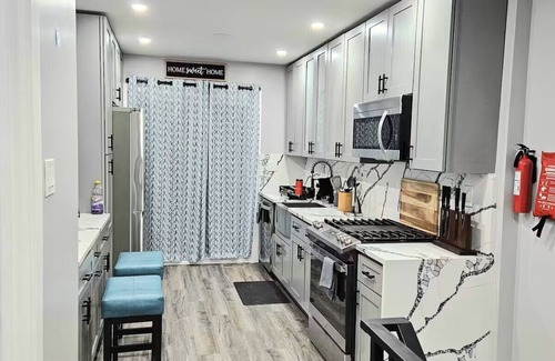 Newbold House | Cozy Home near City Center with Hot tub